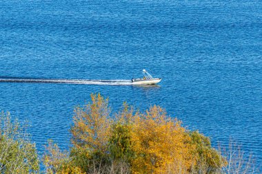 Sonbahar, Kyiv bölgesi yakınlarındaki Dinyeper Nehri 'nde balıkçı tekneleri.