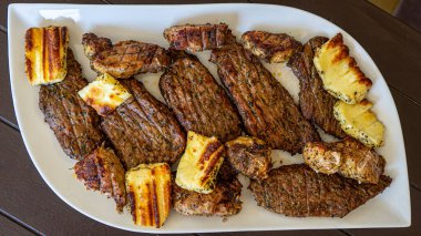 Izgara biftek et ve halloumi peyniri.