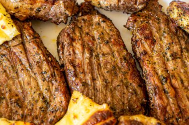 Izgara biftek et ve halloumi peyniri.