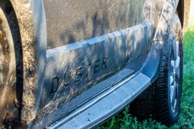 ONISHKI, UKRAINE - 9 Temmuz 2020: Renault Duster ile birlikte 9 Temmuz 2020 'de Ukrayna' nın Onishki kentinde yaz sabahı kırsal bölgelerini keşfetmek. 