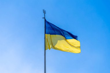 Ukrayna 'nın ulusal bayrağı mavi gökyüzünde rüzgarda dalgalanıyor