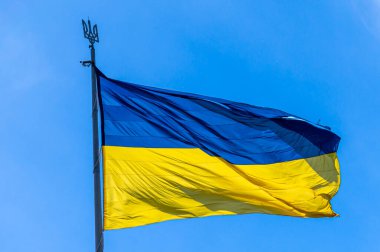 Ukrayna 'nın ulusal bayrağı mavi gökyüzünde rüzgarda dalgalanıyor