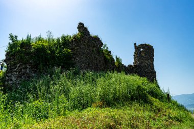 KHust, UKRAINE - 24 Haziran 2021: 24 Haziran 2021 Ukrayna 'nın başkenti Khust' ta tuzlu yolu korumak için inşa edilen Khust Kalesi kalıntıları.