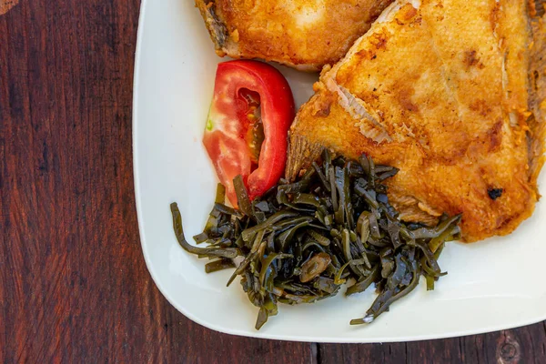 Gebratene Flunder Mit Algen Und Tomaten — Stockfoto