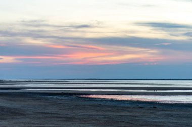 Ukrayna, Lebedivka 'daki Tuzly lagünlerinin üzerinde gün batımı