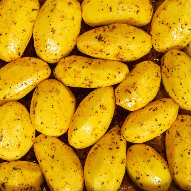 Fırında pişirmek için baharatlı çiğ patates.