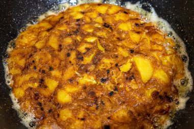 Tavada İspanyol tortillası pişiriyorum.