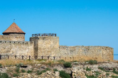BILHOROD-DNISTROVSKYI, UKRAINE - 19 Ağustos 2020: Bilhorod-Dnistrovskyi, Ukrayna 'daki Akkerman kalesini ziyaret etmek. Kale 13.-14. yüzyılın anıtıdır.