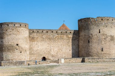 BILHOROD-DNISTROVSKYI, UKRAINE - 19 Ağustos 2020: Bilhorod-Dnistrovskyi, Ukrayna 'daki Akkerman kalesini ziyaret etmek. Kale 13.-14. yüzyılın anıtıdır.