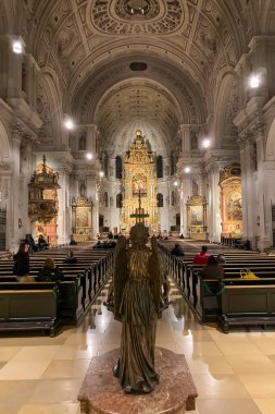MUNİH, GERMANY - 1 Aralık 2024: St. Michael 's AJesuitchurch, Almanya' nın Münih, Bavyera kentindeki Alplerin kuzeyindeki en büyük Rönesans kilisesi.