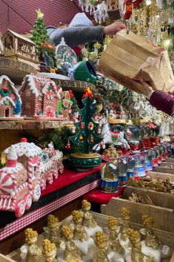 MUNİK, Almanya - 1 Aralık 2024: Almanya 'nın Münih şehrinin göbeğinde 1 Aralık 2024' te muhteşem Noel ışıkları ve fuarı