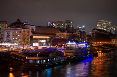 SLOVAKIA, BRATISLAVA - 8 Ocak 2025: Tuna Nehri üzerinde ve Bratislava 'nın sağ tarafında gece görüşü 