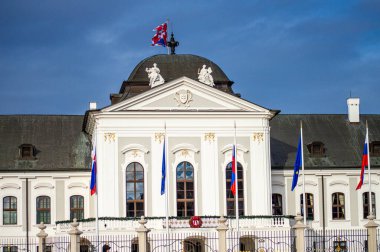 SLOVAKIA, BRATISLAVA - 8 Ocak 2025: Grassalkovich Sarayı Bratislava, Slovakya 'da bir saraydır ve Slovakya Cumhurbaşkanı' nın ikametgahıdır.