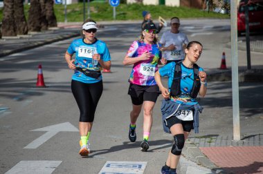 TORREMOLINOS, SPAIN - 2 Şubat 2025: Torremolinos, İspanya 'da Maraton de Torremolinos' ta koşucular