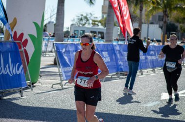 TORREMOLINOS, SPAIN - 2 Şubat 2025: Torremolinos, İspanya 'da Maraton de Torremolinos' ta koşucular