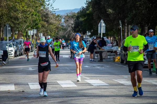 TORREMOLINOS, SPAIN - 2 Şubat 2025: Torremolinos, İspanya 'da Maraton de Torremolinos' ta koşucular