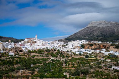 Yunquera, Endülüs, İspanya 'da rahat beyaz evleri olan tipik İspanyol köyüne panoramik manzara
