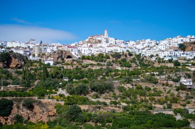 Yunquera, Endülüs, İspanya 'da rahat beyaz evleri olan tipik İspanyol köyüne panoramik manzara