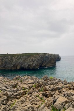 Pria Havadeliği olarak da bilinen Cantabrian Denizi 'ndeki Pria Bufones kayalıkları İspanya' nın Asturias kentinin kuzey kıyısında bulunan büyüleyici bir doğal jeolojik fenomendir..