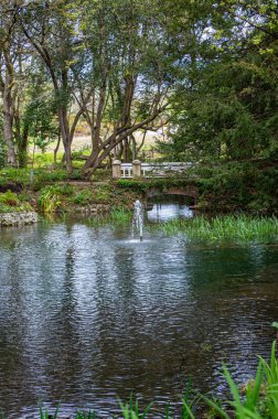 Atlantik Botanik Bahçesi, Gijon, Asturias, İspanya 'da yemyeşil, doğal bitki örtüsü ve huzurlu yürüyüş yollarıyla dolu muhteşem manzaralar sunar.