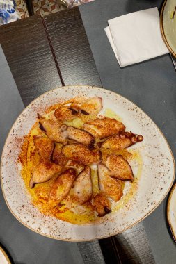 İspanya 'nın Santander kentindeki geleneksel bir restoranda lezzetli taze deniz ürünleri servis ediliyor..