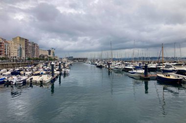 SANTANDER, İspanya - 19 Ağustos 2025: sakin deniz manzarası Santander, İspanya 'daki gezinti güvertesinden, yumuşak dalgalar ve huzurlu kıyı atmosferiyle.