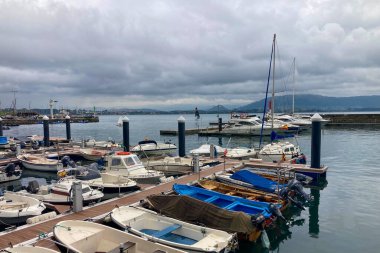 SANTANDER, İspanya - 19 Ağustos 2025: sakin deniz manzarası Santander, İspanya 'daki gezinti güvertesinden, yumuşak dalgalar ve huzurlu kıyı atmosferiyle.