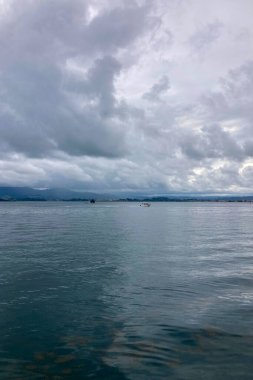 İspanya 'nın Santander kentindeki sakin deniz manzarası, yumuşak dalgalar ve huzurlu bir sahil atmosferi..