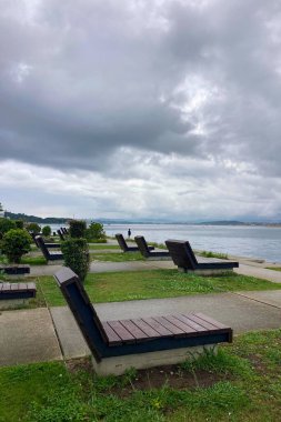 SANTANDER, İspanya - 19 Ağustos 2025: sakin deniz manzarası Santander, İspanya 'daki gezinti güvertesinden, yumuşak dalgalar ve huzurlu kıyı atmosferiyle.