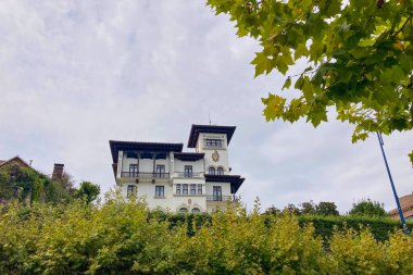 SANTANDER, İspanya - 19 Ağustos 2025: Santander, İspanya sokaklarındaki evler, bulutlu bir günde yumuşak bir ışık ve sakin bir şehir atmosferi.