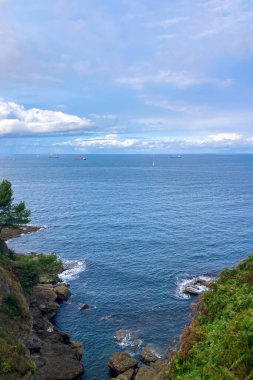 İspanya 'nın Santander kentindeki sakin deniz manzarası, yumuşak dalgalar ve huzurlu bir sahil atmosferi..