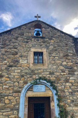 PEJANDA, İspanya - 18 AĞUSTOS 2025: Pejanda, Cantabria 'daki konforlu Casa Molleda Posada evi, geleneksel bir dış görünüş ve barışçıl kırsal çevre.