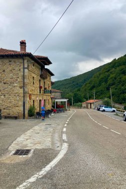 PEJANDA, İspanya - 18 AĞUSTOS 2025: Pejanda, Cantabria 'daki konforlu Casa Molleda Posada evi, geleneksel bir dış görünüş ve barışçıl kırsal çevre.