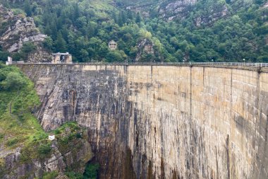 İspanya, Cantabria 'da dağlar ve yeşil dağlarla çevrili bir baraj..