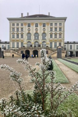 MUNİH, GERMANY - 1 Aralık 2024 Nymphenburg Sarayı 'nda (Schloss Nymphenburg) sabah sisi, Almanya' nın Münih kentinde Wittelsbach Hanedanı 'nın ana yazlık ikametgahı olarak hizmet veren Barok Sarayı.