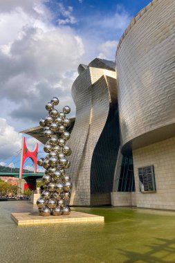 BILBAO, SPAIN - 20 AĞUSTOS 2025: İspanya 'nın Bilbao kentindeki ünlü Guggenheim Müzesi' nde modern mimarisi ile dolaşmak.