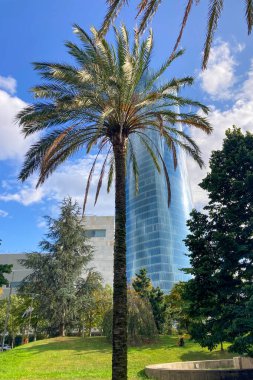 BILBAO, SPAIN - 20 AĞUSTOS 2025: Bulutlu bir günde Bilbao, İspanya 'nın sessiz caddelerinde yürümek, modern binalardan yansıyan yumuşak bir ışık ve şehri kaplayan sakin, karamsar bir atmosfer.