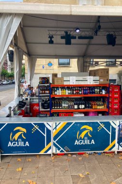 BILBAO, SPAIN - 20 AĞUSTOS 2025: Bulutlu bir günde Bilbao, İspanya 'nın sessiz caddelerinde yürümek, modern binalardan yansıyan yumuşak bir ışık ve şehri kaplayan sakin, karamsar bir atmosfer.