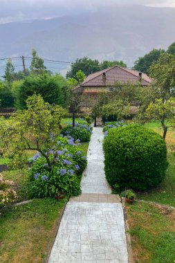 PEJANDA, İspanya - 18 AĞUSTOS 2025: Pejanda, Cantabria 'daki konforlu Casa Molleda Posada evi, geleneksel bir dış görünüş ve barışçıl kırsal çevre.