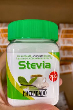 MALAGA, İspanya - 29 AĞUSTOS 2025: İspanya 'nın Malaga kentindeki bir Mercadona süpermarketinin rafında düzgünce sergilenen stevia bazlı şeker çeşitleri.