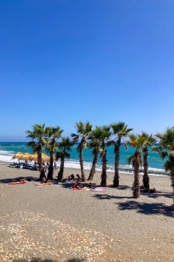 ALMUNECAR, SPAIN - 28 AĞUSTOS 2025: Fırtınalı Akdeniz Almunecar, Endülüs, İspanya 'daki güneşli plaja vuran derin mavi dalgalar.