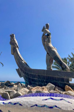 ALMUNECAR, İspanya - 28 Ağustos 2025: Almunecar, Endülüs, İspanya 'da gezinti güvertesinde yürümek.