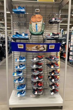 MALAGA, İspanya - 29 Ağustos 2025: Malaga, İspanya 'daki Dekatlon mağazasında çok çeşitli spor ve açık hava ürünleri sergilendi.