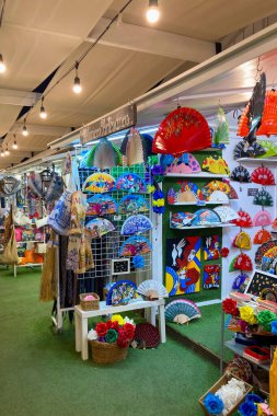 MALAGA, SPAIN - 29 Ağustos 2025: Küçük bir fuar, İspanya 'nın Malaga kentinde ışık, gezinti ve şenlikli deniz havası ile limana renk ve neşe getirdi