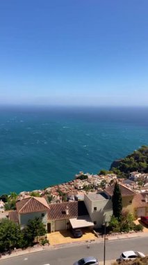 La Herradura, Endülüs, İspanya 'da dalgalı dalgalar ve dramatik kıyı ışıklarıyla hafif fırtınalı bir Akdeniz..