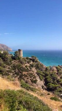 La Herradura, Endülüs, İspanya 'da dalgalı dalgalar ve dramatik kıyı ışıklarıyla hafif fırtınalı bir Akdeniz..