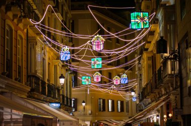 MALAGA, İspanya - 21 Aralık 2024 'te şehir merkezi büyüleyici Noel süslemeleriyle parlayarak İspanya' nın Malaga kentinde şenlikli bir harikalar diyarı yarattı.