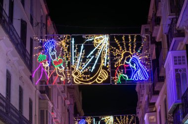 MALAGA, İspanya - 21 Aralık 2024 'te şehir merkezi büyüleyici Noel süslemeleriyle parlayarak İspanya' nın Malaga kentinde şenlikli bir harikalar diyarı yarattı.