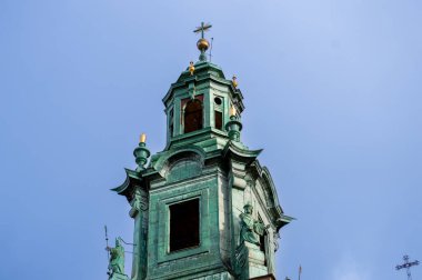 KRAKOW, POLAND - 21 Aralık 2023: 21 Aralık 2023 'te Polonya' nın Krakow kentindeki eski kasabada yürüyüş