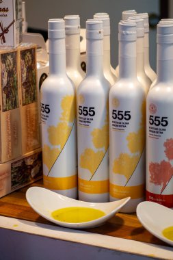 MALAGA, SPAIN - 8 Aralık 2024: İspanya 'nın Malaga şehrinde Noel yemeği pazarı, şenlikli dekorasyonlar, yerel lezzetler ve neşeli bir tatil atmosferi.